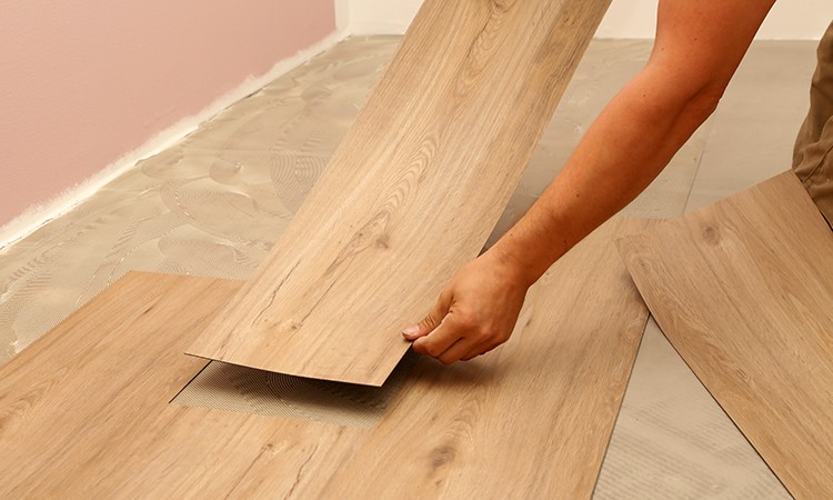 Adesivo per l'incollaggio dei pavimenti in legno